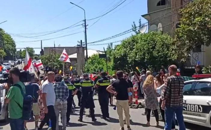 რა ხდება ამ წუთებში "ენკას" ოფისთან, სადაც “ნამოხვანჰესის” მოწინააღმდეგეები აქციას მართავენ