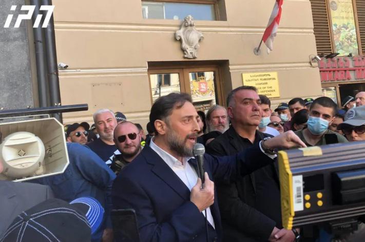 სახალხო დამცველის ოფისთან მეუფე სპირიდონის მხარდამჭერთა აქციაზე ლევან ვასაძე მივიდა - ის სახალხო დამცველის გადადგომას ითხოვს