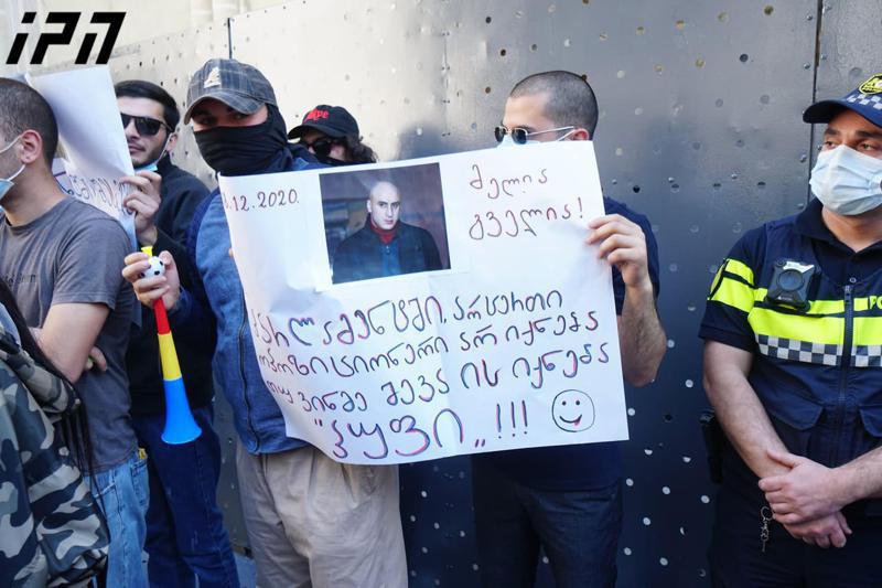 "ნაცმოძრაობის" წევრებს პარლამენტის შესასვლელთან "პუფების სირცხვილის კორიდორით" დახვდნენ - "მათ გადაუხვიეს ყველანაირ პრინციპს"