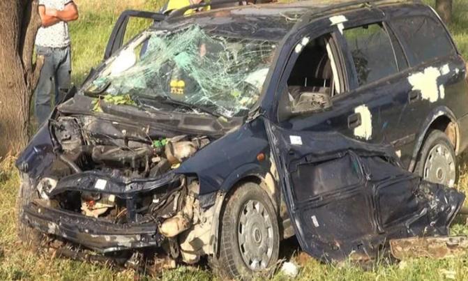 ავარია სოფელ დოესთან - ავტომობილი გზის სავალი ნაწილიდან გადავიდა და ხეს შეეჯახა