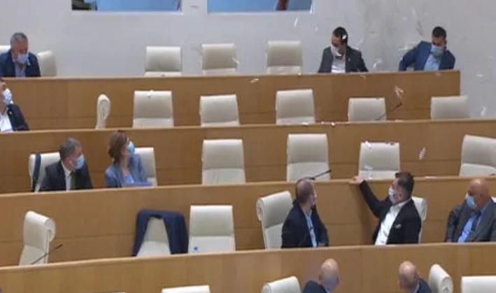 პარლამენტის სხდომის მიმდინარეობისას სამოქალაქო აქტივისტებმა სხდომათა დარბაზში ფურცლები გადაყარეს
