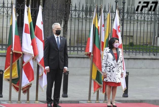 სალომე ზურაბიშვილი ლიეტუვის პრეზიდენტს ხვდება - დახვედრის ცერემონიის ამსახველი კადრები ათონელის რეზიდენციიდან