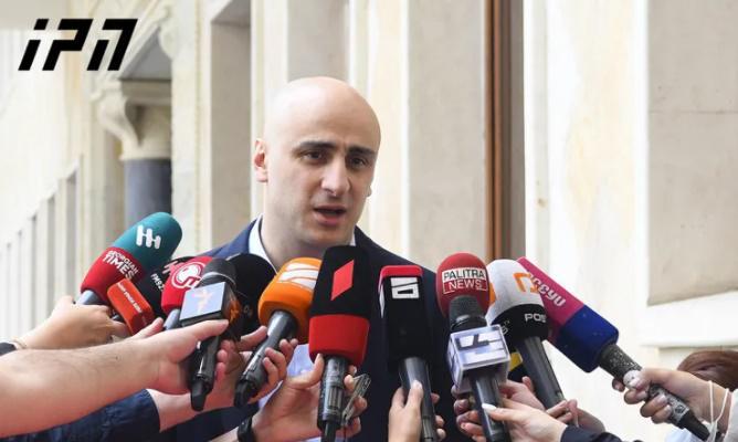 "ძალიან მაღალი მოლოდინით ვარ..." - ნიკა მელია აშშ-ში გაემგზავრა