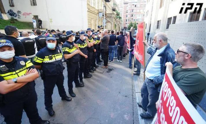 როგორია ვითარება პარლამენტთან, სადაც ნინოწმინდის პანსიონთან დაკავშირებული აქციის პარალელურად გურამ ფალავანდიშვილი და მისი თანამოაზრეებიც აქციას მართავენ