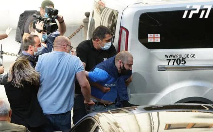 პარლამენტთან გურამ ფალავანდიშვილის თანამოაზრებიდან ერთი პირი დააკავეს