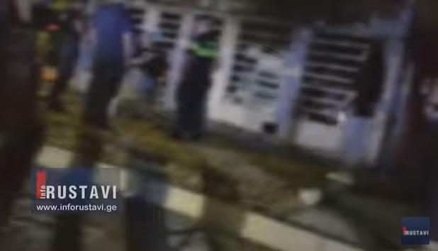 რუსთავში გოგონებმა მამაკაცის გამო იჩხუბეს - დაზიანებულია მამაკაცის მანქანა