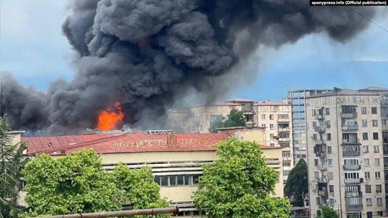 სოხუმში ყოფილი საკონდიტრო ქარხნის შენობაში მასშტაბური ხანძარი