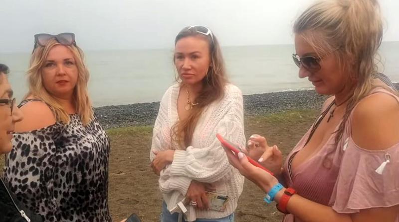 "საცურაო კოსტუმით სიარულის გამო ვიღაც ბებო ან "ტემპერამენტიანი ჯიგარი" შენიშვნას გაძლევს" - რა არ მოსწონთ რუს ტურისტებს აფხაზეთში და როგორ პასუხობენ მათ აფხაზები