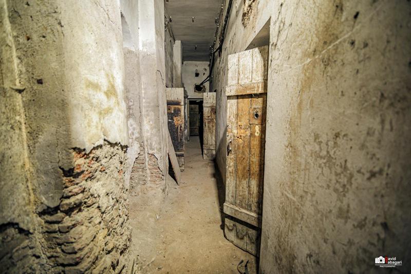 "ნესტიანი კედლები, უჰაერო სივრცე და ფანჯარა, საიდანაც სხივი არადროს შემოდის" - როგორი იყო საბჭოთა პერიოდის საპატიმრო თბილისის ცენტრში - დავით თაბაგარის ფოტოები