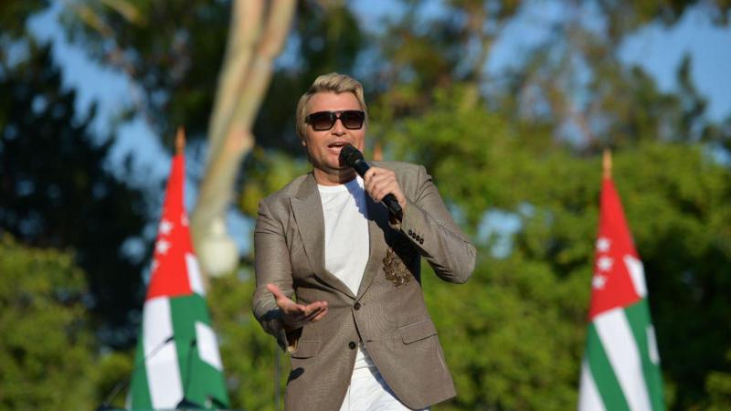 "რუსეთმა აფხაზეთის დამოუკიდებლობა აღიარა და ეს თარიღი ყოველ წელს ღირსეულად უნდა აღინიშნოს“ - აფხაზეთში რუსი მომღერალი ნიკოლაი ბასკოვი ჩავიდა