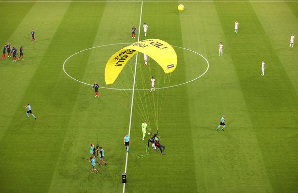 გერმანიისა და საფრანგეთის მატჩამდე მოედანზე აქტივისტი პარაპლანით სახიფათოდ დაეშვა - დაშავებულია რამდენიმე ადამიანი: რას აპროტესტებდა მამაკაცი (ფოტოები)