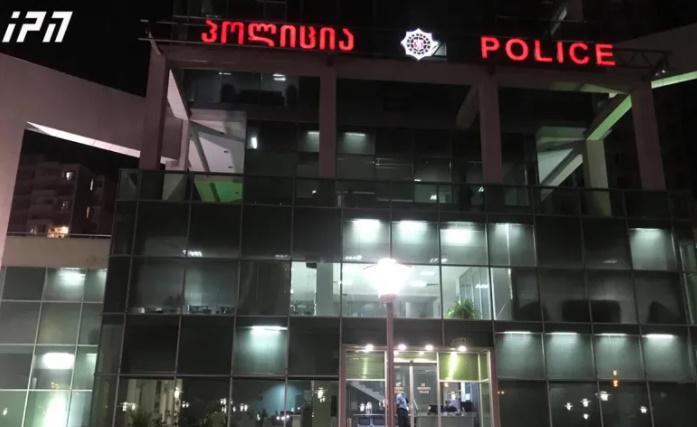 წერეთლის გამზირზე პოლიციის შენობის მეორე სართულიდან მამაკაცი გადმოხტა