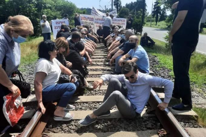 აქცია სოფელ ბობოყვათში - ადგილობრივებმა ბათუმი-თბილისის დამაკავშირებელი სარკინიგზო მონაკვეთი გადაკეტეს