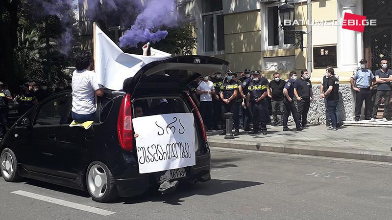 აჭარის მთავრობის სახლთან აქციის მონაწილეებსა და პოლიციას შორის დაპირისპირება მოხდა - დაკავებულია რამდენიმე პირი