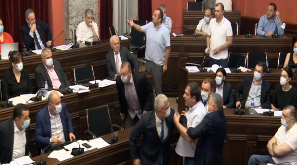 ბეჟან გუნავას პარლამენტის იურიდიულ საკითხთა კომიტეტის სხდომა მანდატურებმა დაატოვებინეს - ვიდეო