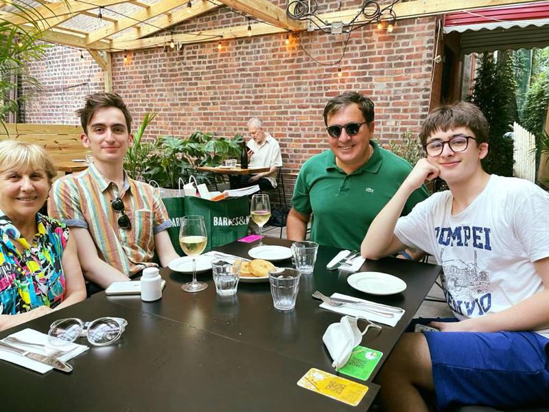 სააკაშვილების ოჯახური სადილი მანჰეტენზე - რა ფოტოს აქვეყნებს საქართველოს ექსპრეზიდენტი