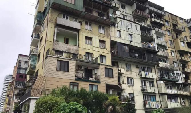 ბათუმში აივანი ჩამოინგრა - არიან დაშავებულები