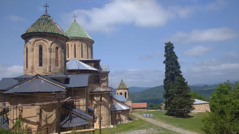 "ჩამოსული არიან ფერწერის და სახურავის ექსპერტები, ისინი დაწერენ დიაგნოზს, თუ რაში მდგომარეობს პრობლემა" - გელათში უცხოელი სპეციალისტები მუშაობენ