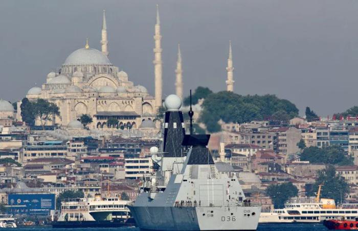 რუსულმა სამხედრო გემმა ბრიტანეთის სამეფოს სამხედრო-საზღვაო ფლოტის გამანადგურებელს გამაფრთხილებელი ცეცხლი გაუხსნა