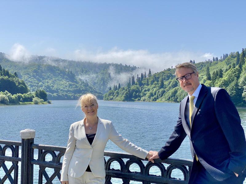 "ღრუბლების გავლით, ულამაზეს რაჭა-ლეჩხუმსა და ქვემო სვანეთში" - რა ფოტოს აქვეყნებს კარლ ჰარცელი "ტვიტერში"