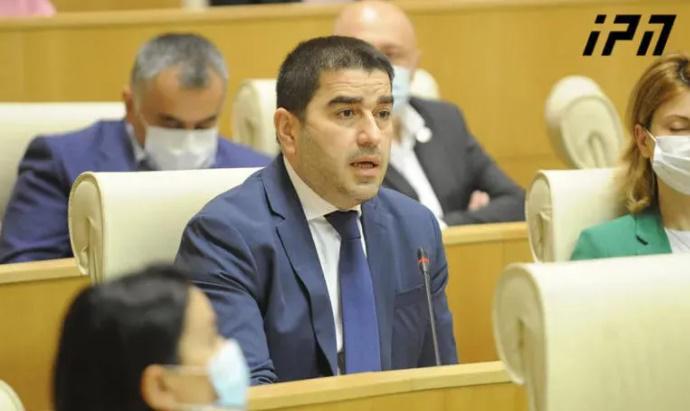 პაპუაშვილის თქმით, "ჩინოსანში", რომელმაც აშშ-ს "დამახინჯებული ინფორმაცია" მიაწოდა, ქართველს არ გულისხმობენ, თუმცა არ აკონკრეტებს, საუბარია თუ არა კელი დეგნანზე