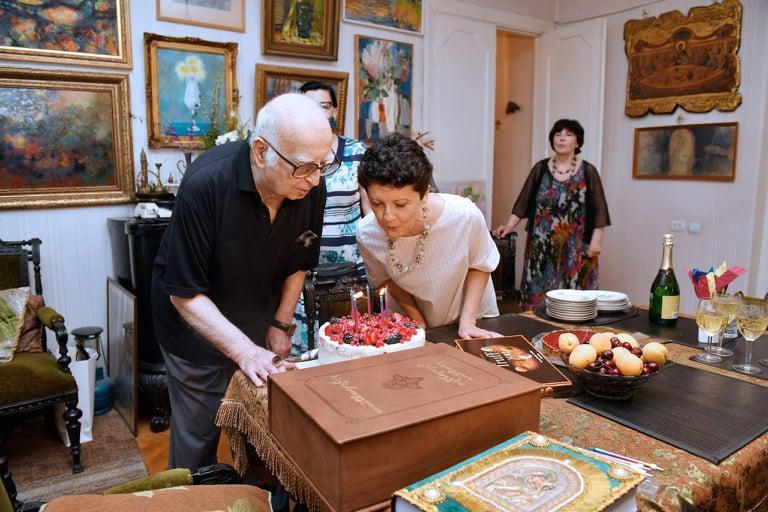 თეა წულუკიანმა რეზო ამაშუკელს დაბადების დღე მიულოცა და ტორტზე სანთლები მასთან ერთად ჩააქრო