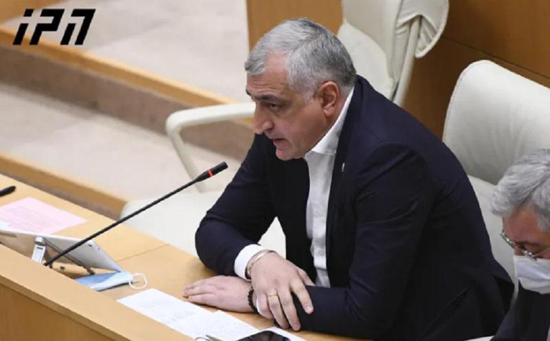 "ვიღაცამ ჩემი გუშინდელი განცხადება ისე გაიგო, თითქოს დღესვე გავდიოდი პარლამენტიდან - არა ბატონო, მარტო არ დაგტოვებთ" - მამუკა ხაზარაძე