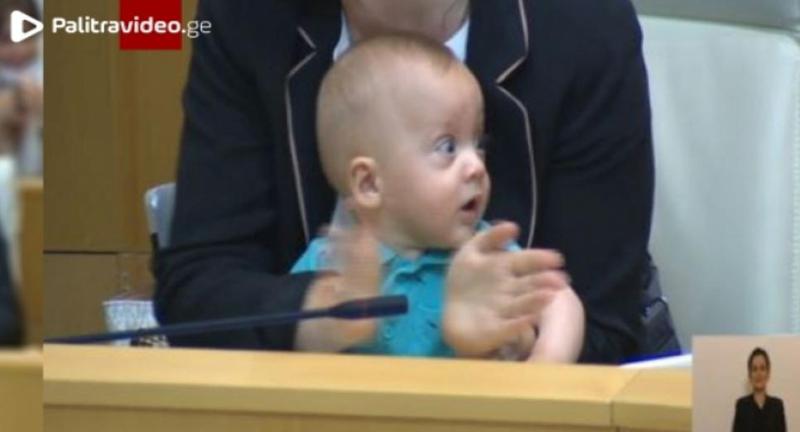 "შემოგვემატა კიდევ ერთი წევრი, იმედია ხმაურით მას არ გადავღლით..." - დეპუტატი მარიამ ლაშხი პარლამენტში შვილთან ერთად მივიდა