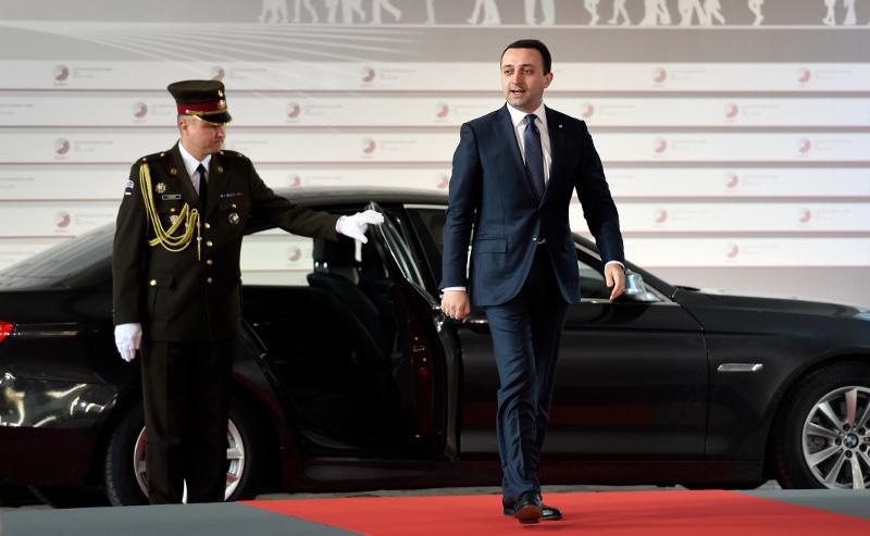 "ე.წ. ჯიპების პრობლემა უკვე მოგვარებულია და მინისტრები, პარლამენტარები მსუბუქი ავტომანქანებით დადიან" - პრემიერი ელისაშვილს პასუხობს