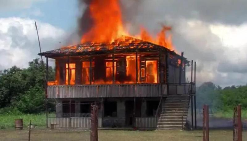 "მთელი სოფელი ფეხზე დგას... ფიზიკური დაპირისპირებაც იყო" - სამეგრელოში 8 წლის გოგონას გაუპატიურებისთვის ბრალდებულ მამა-შვილს მოსახლეობამ სახლი დაუწვა