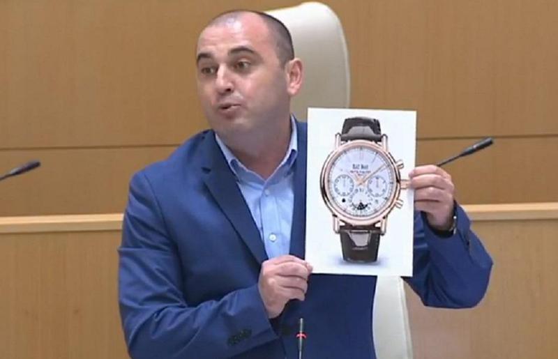 "6 665 ადამიანის ყოველთვიური საარსებო პირდაპირ მაჯაზე გკიდიათ ხოლმე, ბატონო ირაკლი" - ხაბეიშვილმა პარლამენტში პრემიერის ძვირადღირებული საათის ფოტო წარადგინა