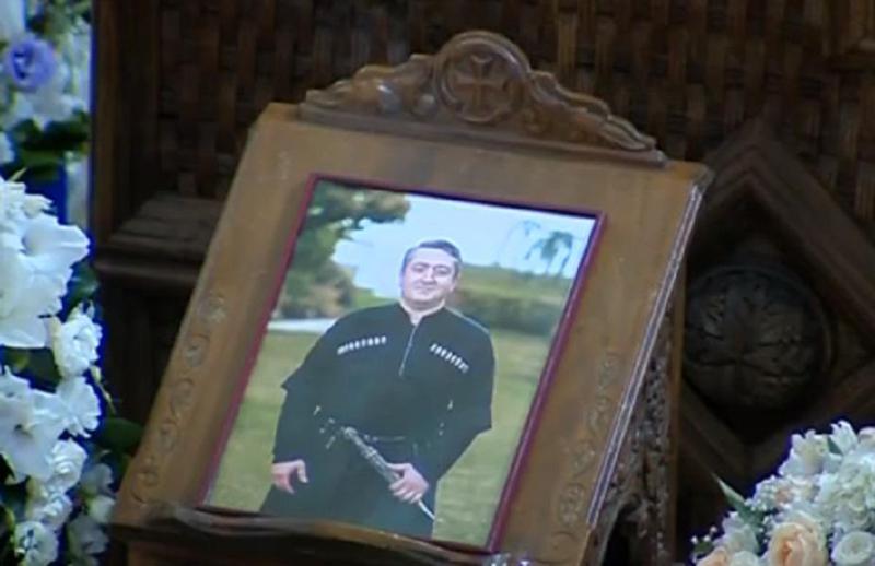 მომღერალი ზურაბ ბაკურაძე დაკრძალეს - კადრები სამების ტაძრიდან