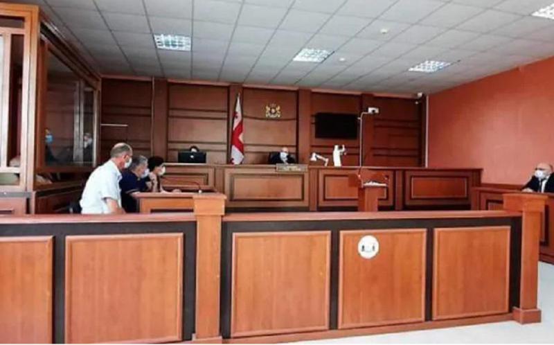 8 წლის ბავშვის გაუპატიურებაში ბრალდებულ მამა-შვილს პატიმრობა შეეფარდა - კადრები სასამართლოდან