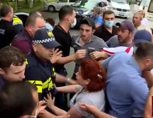 "იქნება აქციები, არ გავჩერდებით" - ურეკში პოლიციელებზე თავდასხმის საქმეზე დაკავებული 13 პირის ოჯახის ახლობლებმა მაგისტრალი გადაკეტეს, რასაც ხმაური მოჰყვა