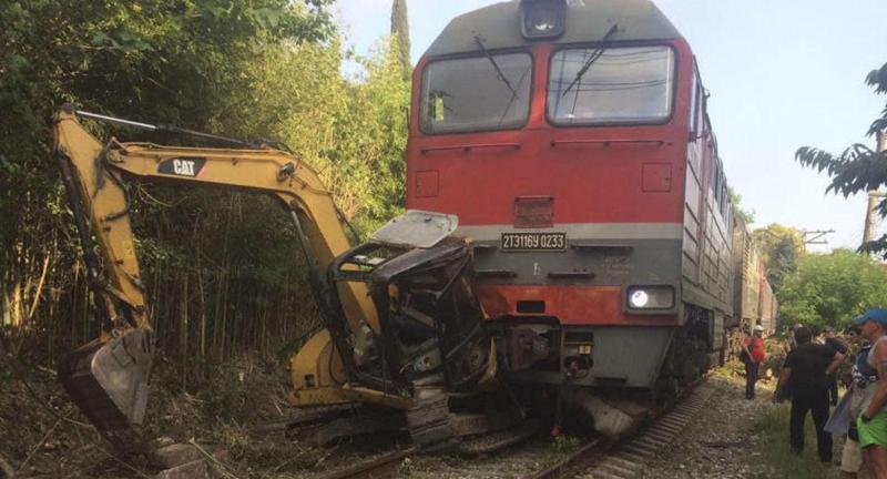 სარკინიგზო ავარია გაგრაში - "მოსკოვი-სოხუმის" რეისის მატარებელი ეკსკავატორს შეეჯახა