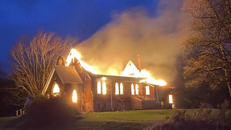 ბავშვთა უცნობი საფლავების აღმოჩენის შემდეგ, კანადაში, 4 კათოლიკური ტაძარი დაიწვეს - "ხანძრები შურისძიების მიზნით გააჩინეს"