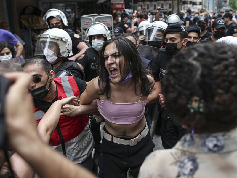 თურქეთში "პრაიდის აღლუმის" მონაწილეები პოლიციამ ცრემლსადენი გაზით დაშალა - არიან დაკავებულები