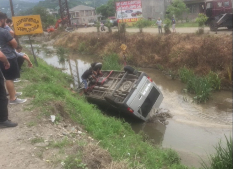 ბათუმში მიკროავტობუსი არხში გადავარდა