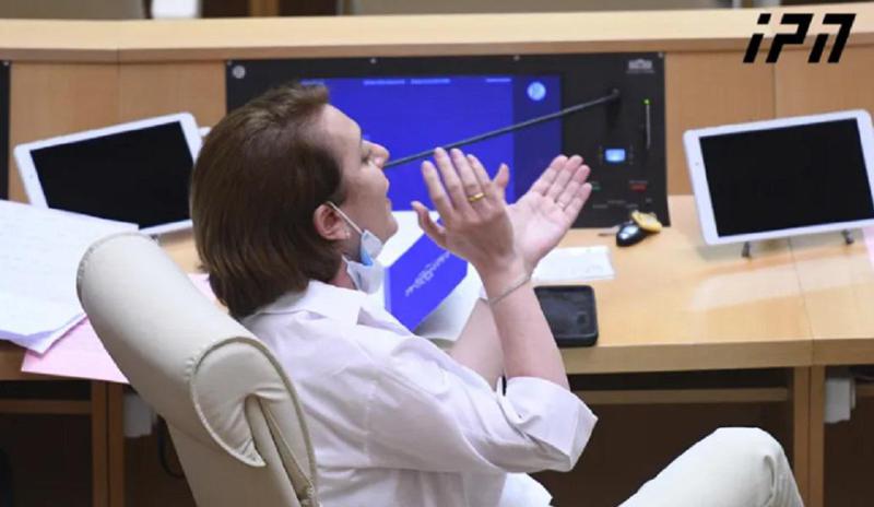 პარლამენტის რიგგარეშე პლენარულ სხდომაზე, "ნაცმოძრაობის“ წევრმა რუსეთის ჰიმნი ჩართო