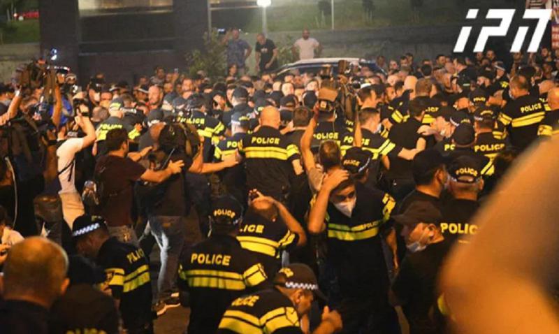 "თბილისი პრაიდის" კვირეულის პირველი ღონისძიება დასრულდა - სტუმრებმა ტერიტორია პოლიციის კორდონის საშუალებით დატოვეს