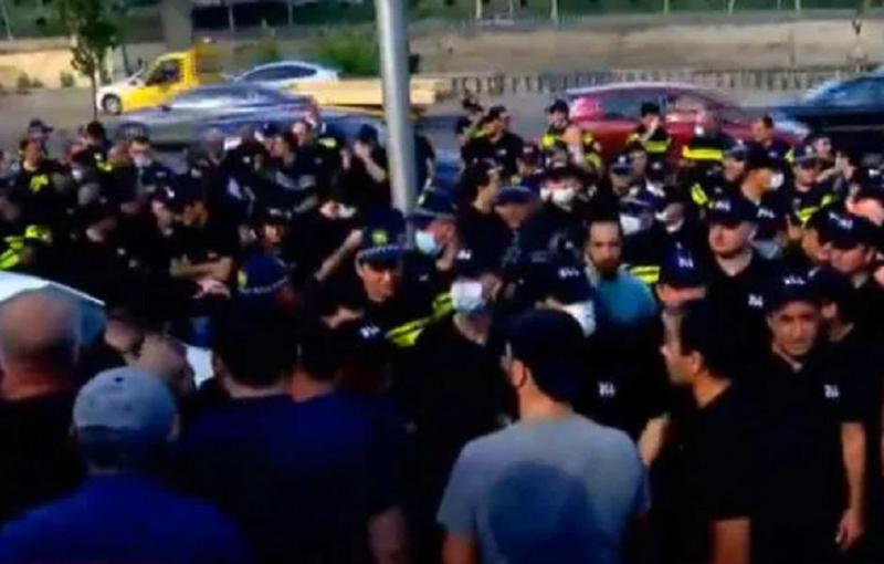 "თუ კვერცხი მოხვდა ამერიკის ელჩს, ღირსი იქნება" - "პრაიდის“ მოწინააღმდეგეები იმ ტერიტორიაზე მივიდნენ, სადაც ღონისძიებაა დაგეგმილი: როგორია ვითარება ადგილზე