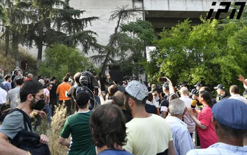 "თბილისი პრაიდის“ მოწინააღმდეგეები ღონისძიების მონაწილეებს ქვებს, კვერცხებს და ბოთლებს ესვრიან