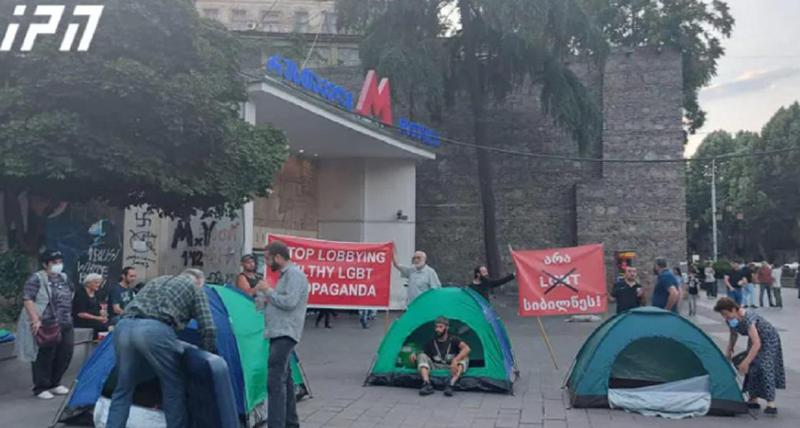 "თბილისი პრაიდის" მოწინააღმდეგეებმა რუსთაველის მეტროსთან კარვები გაშალეს