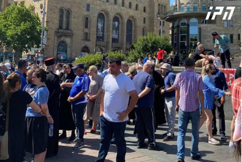 "თბილისი პრაიდის" მოწინააღმდეგეები რუსთაველის მეტროსთან იკრიბებიან - როგორია ვითარება ამ დროისთვის ადგილზე