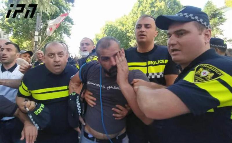 პარლამენტის მიმდებარე ტერიტორიაზე, "თბილისი პრაიდის“ საწინააღმდეგო აქციის მონაწილეები მედიის წარმომადგენლებს ფიზიკურად გაუსწორდნენ