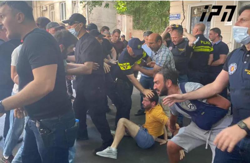 არსებული ინფორმაციით, აქციის მონაწილეები 16 წლამდე ასაკის ბავშვს გაეკიდნენ, რომელსაც გრძელი თმა ჰქონდა - რა ხდება ბაზალეთის ქუჩაზე