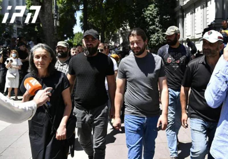 პარლამენტთან "თბილისი პრაიდის“ საწინააღმდეგო აქციაზე "რიონის ხეობის მცველები" მივიდნენ - რას ამბობს ვარლამ გოლეთიანი ძალადობის ფაქტებზე