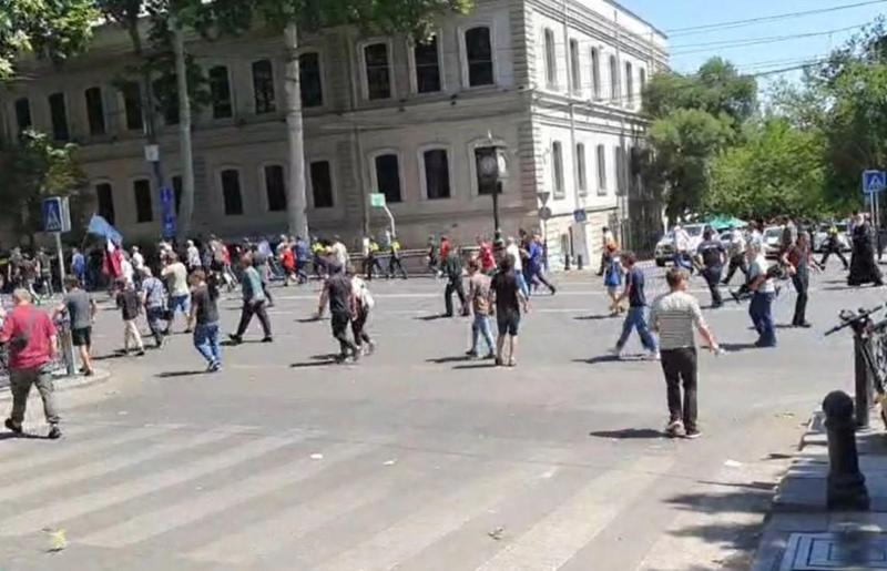 თავდასხმა მედიაზე, დიდი არეულობა ქვეყნის მთავარ გამზირზე - რა ხდება ამჟამად რუსთაველზე? (live)