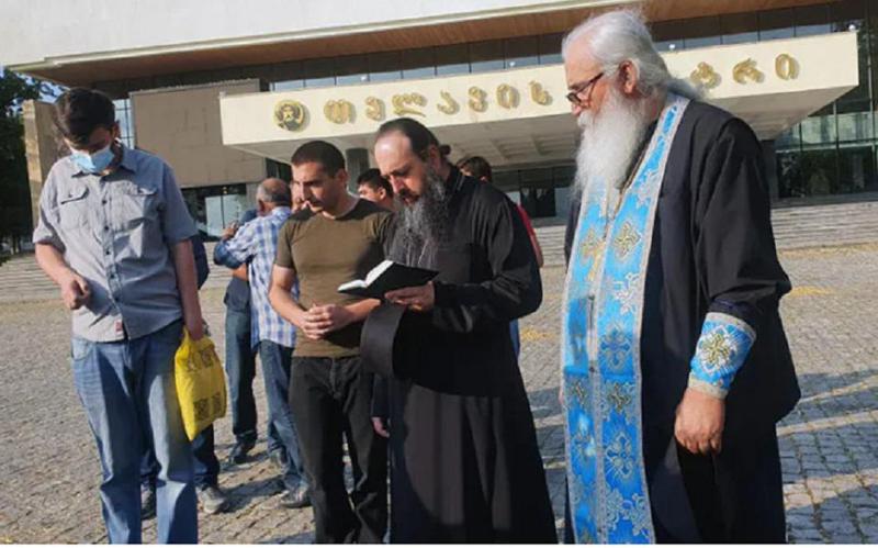 პრაიდის მოწინააღმდეგეებს მრევლი კახეთიდანაც უერთდება - თბილისში გამომგზავრებამდე თელავში პარაკლისი გადაიხადეს