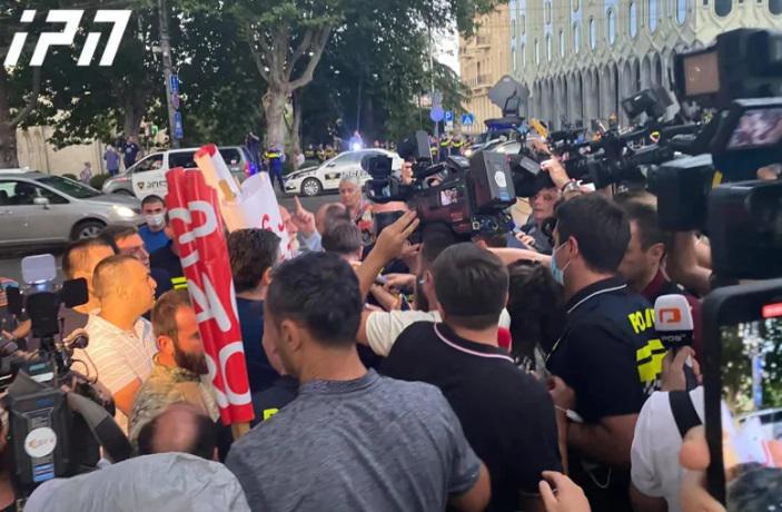 პარლამენტთან გურამ ფალავანდიშვილი თანამოზარეებთან ერთად მივიდა - ადგილზე დაპირისპირებაა (LIVE)